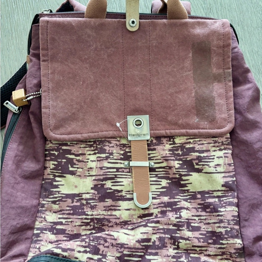 Hedgren Backpack Large 17” tall Camo maroon pattern zippers Travel Bag Unisex